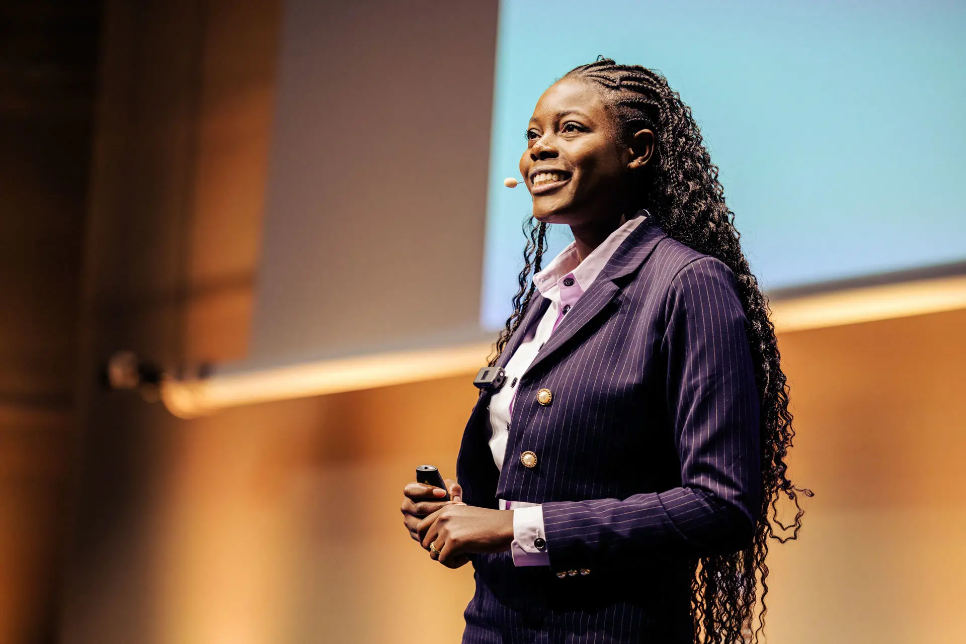portrait d'une oratrice sur sc&egrave;ne &agrave; maison mainates Grenoble