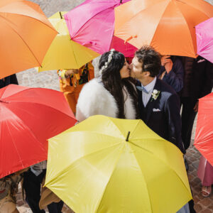 photo de mariage au parapluie de couleurs