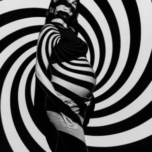 photo tourbillon en noir et blanc d'une femme enceinte en studio photo à Grenoble