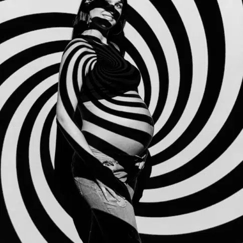 photo tourbillon en noir et blanc d'une femme enceinte en studio photo à Grenoble