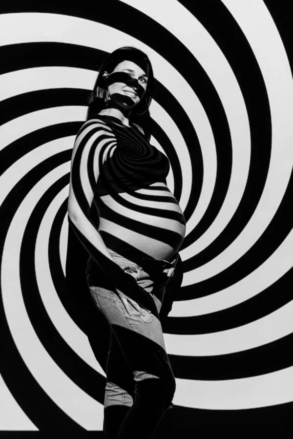 photo tourbillon en noir et blanc d'une femme enceinte en studio photo à Grenoble