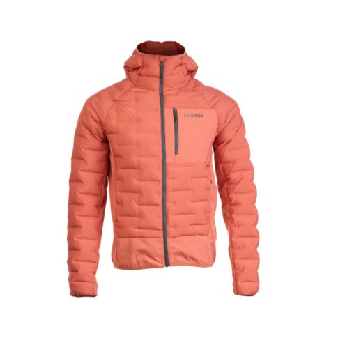 photo pack shot ghosting d'une veste orange de sport de montagne