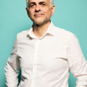portrait corporate sur fond turquoise
