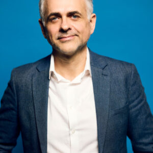 portrait corporate sur fond bleu