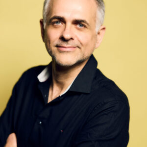 portrait corporate sur fond jaune