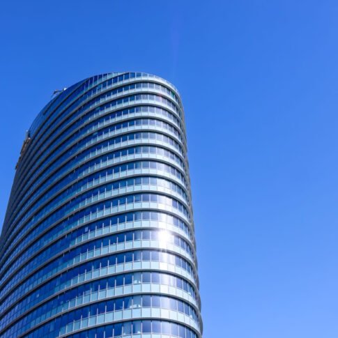 tour d'immeuble moderne à Paris sur ciel bleu