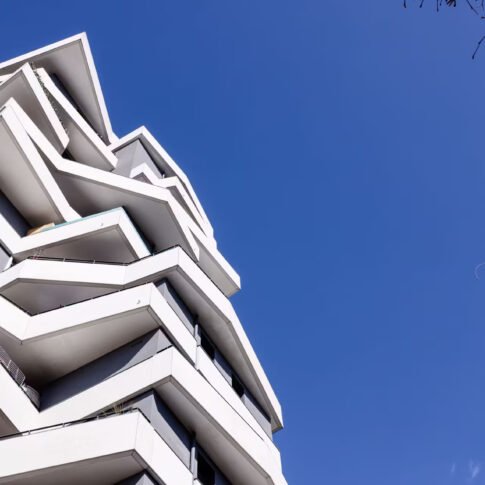 vue en ambiance d'un bâtiment avec un hélicoptère en action