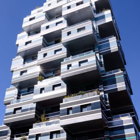 vue en contre plongée d'un bâtiment pour faire ressortir l'architecture