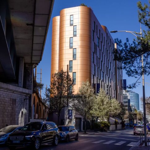 bâtiment d'affaire en plein coeur d'un quartier en ambiance