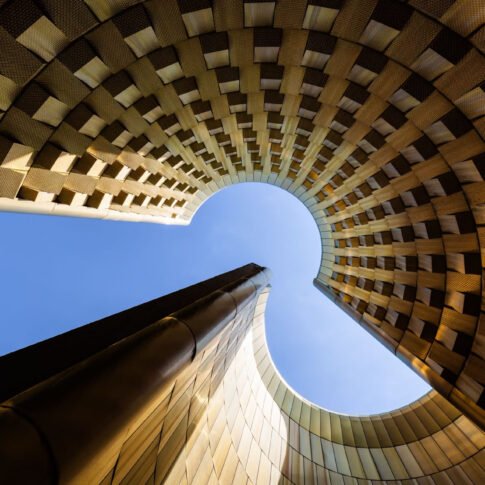 photo d'architecture en contre plongée au parc vulcania