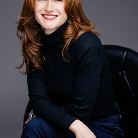 Photo portrait corporate d'une jeune femme assise