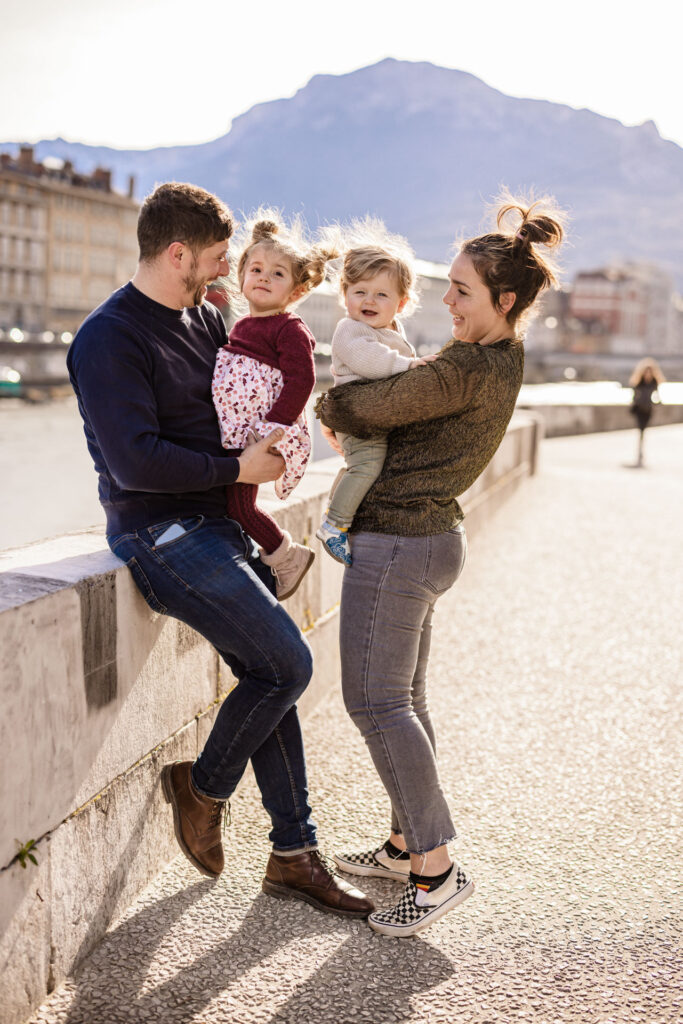 photo de famille sur les quais grenoblois