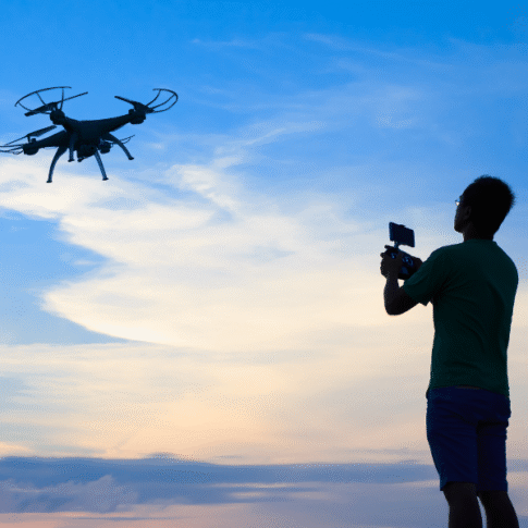 personne qui fait du drone