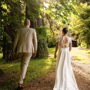 photo d'un couple de marié m'éloignât vers la lumière du soleil, photographe Mariage Grenoble