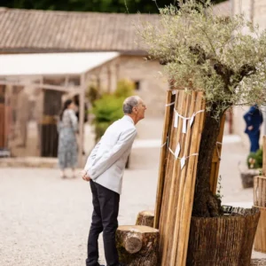 invité se penchant pour découvrir sa place sur le plan de table