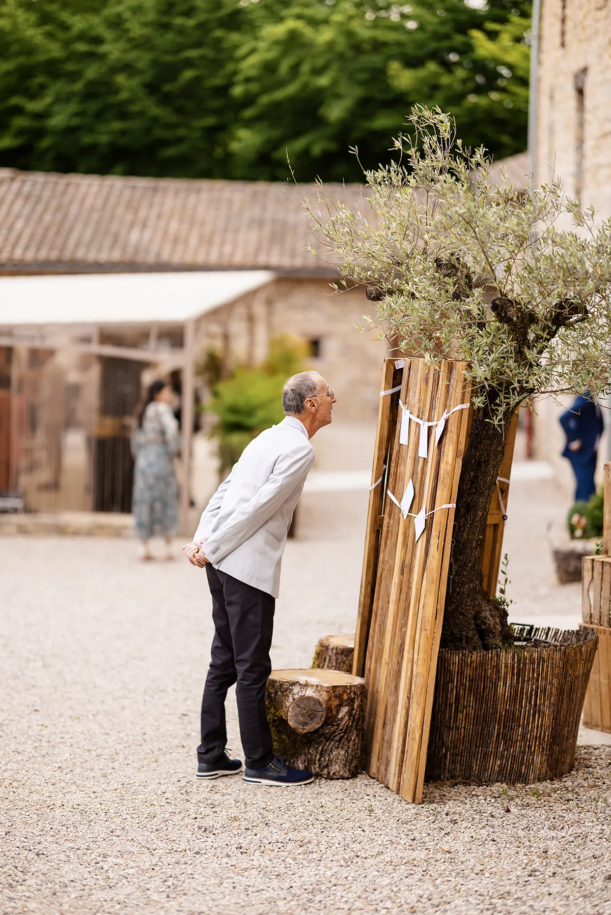invité se penchant pour découvrir sa place sur le plan de table