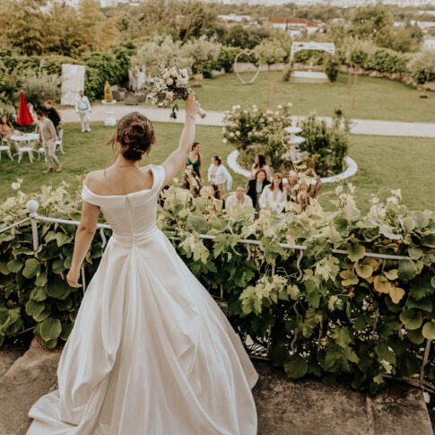 lancé de bouquet de la marié sur la parvis du château de la Baume