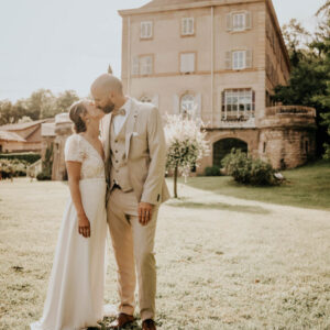 domaine de chanille en fond pendant la s&eacute;ance photo de couple