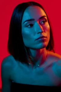 photo portrait mode typé couleur fluo, regard de côté d'une femme posant