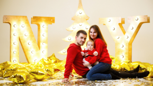 Famille prenant la pose pour une séance photo à Noël