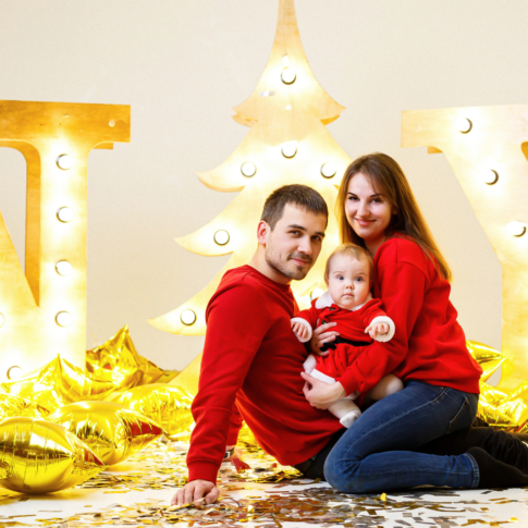 Famille prenant la pose pour une séance photo à Noël