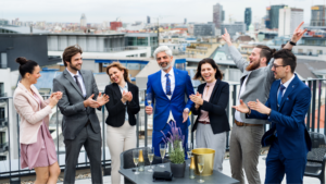 Collaborateurs d'une entreprise portant un toast lors d'un reportage photo