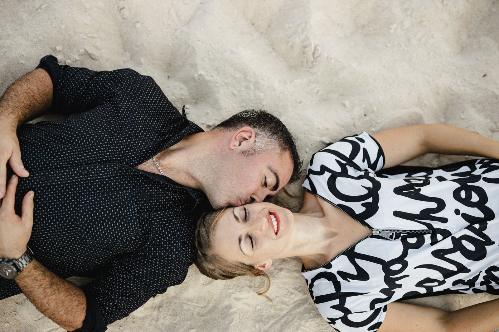 photo de couple &agrave; Grenoble allong&eacute; sur le sable de la biffurk