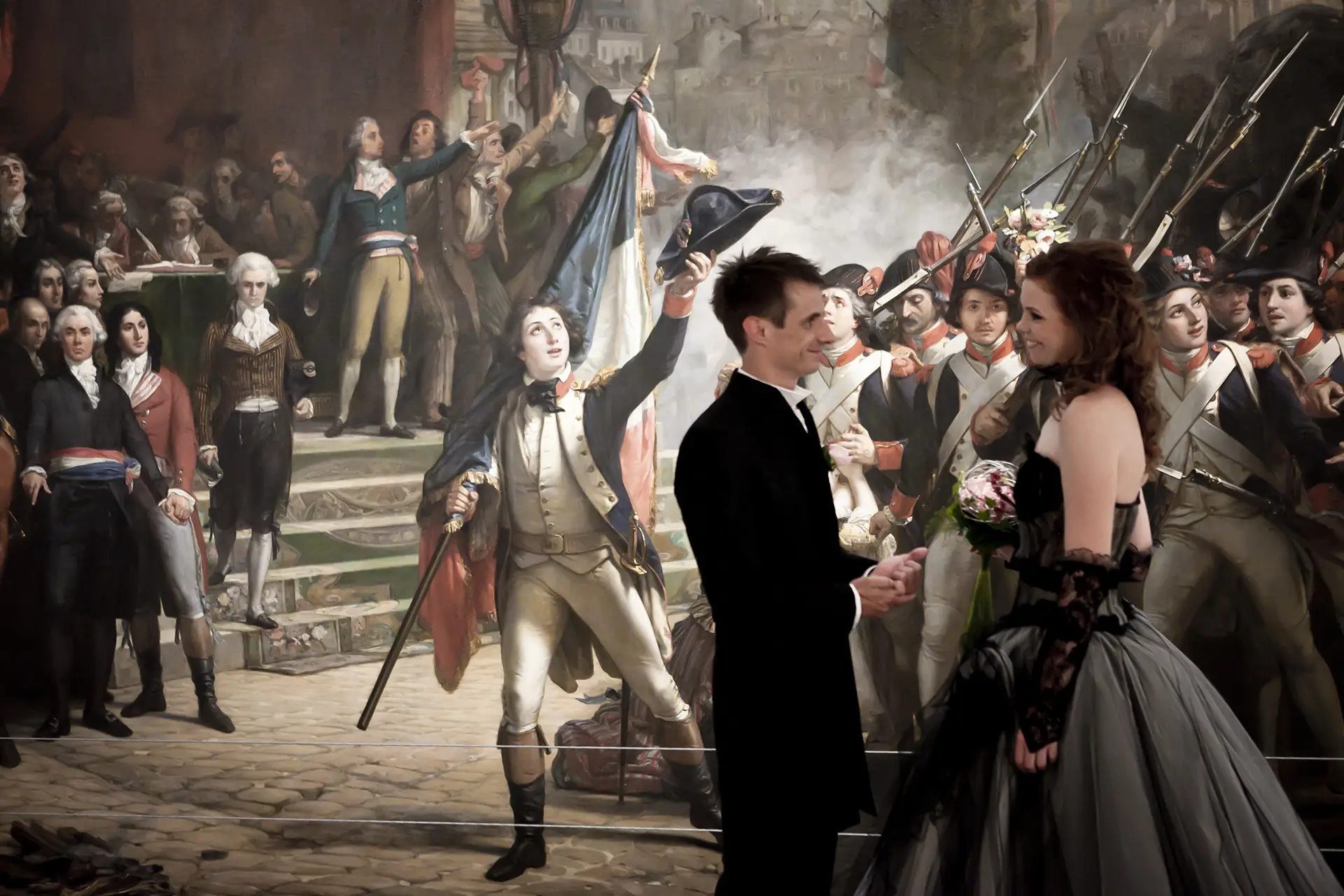 photo d'un couple seragardant devant une peinture de la r&eacute;volution fran&ccedil;aise dans le chateau de vizille