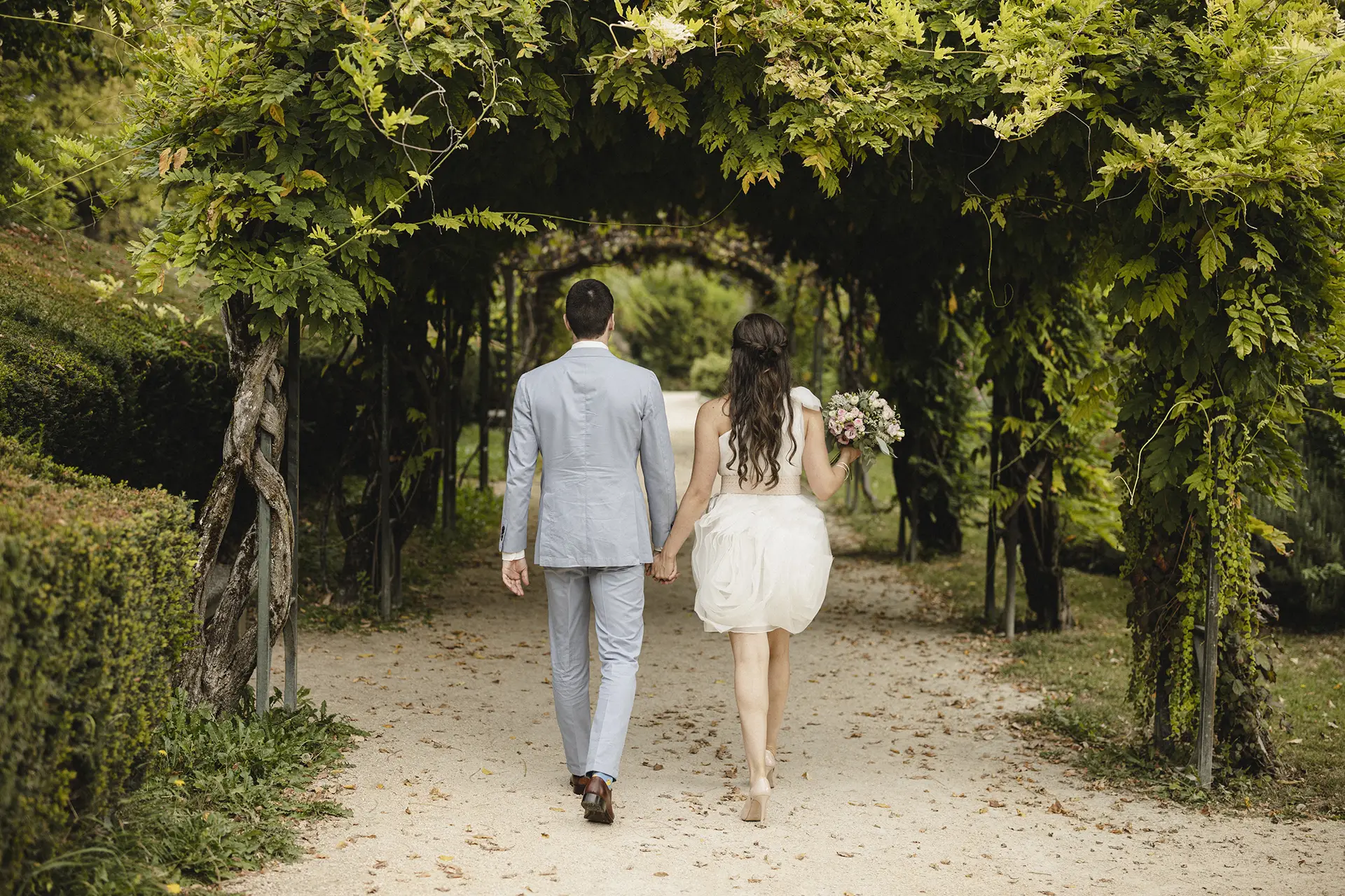 photo de couple vue de dos se promenant dans le parc de la mairie de Meylan 