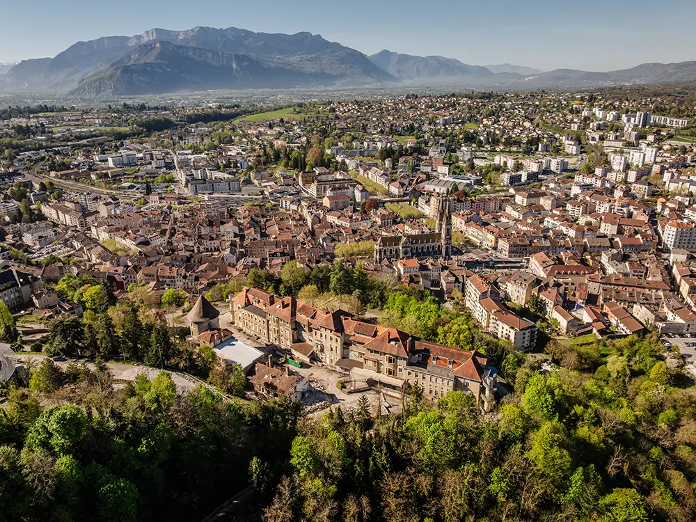 photographie a&eacute;rienne de Voiron, lors de photo de suivi de chantier sur l'ancien h&ocirc;pital de la ville.