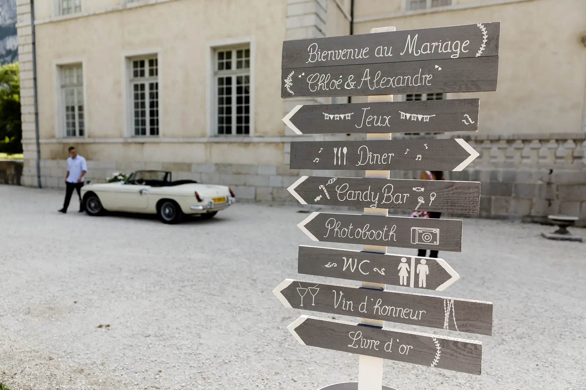 panneau de décoration pour un mariage dans la cours du chateau de Sassenage