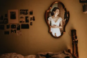 la mari&eacute;e photographi&eacute;e dans un miroir pendant l'habillage grenoble
