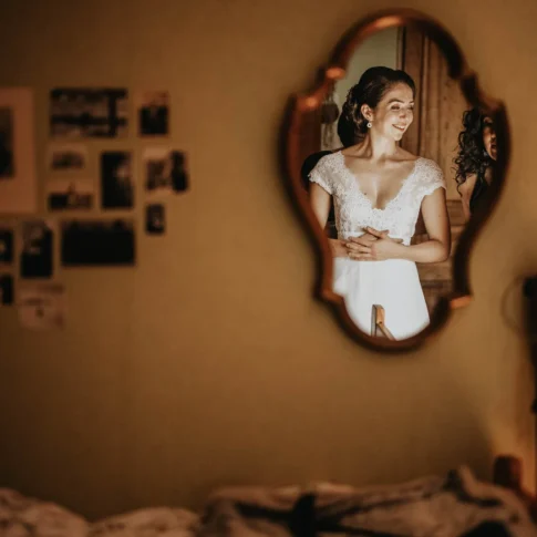 la mari&eacute;e photographi&eacute;e dans un miroir pendant l'habillage grenoble