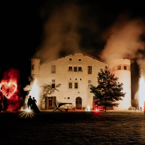 photo du chateau de nuit pendant un feu d'artifice pour un mariage