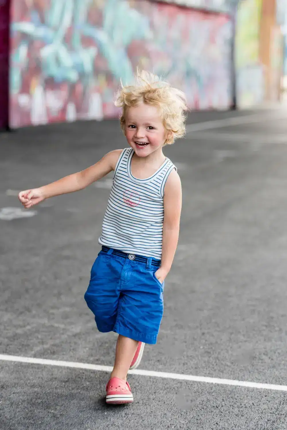 photographe famille Grenoble &mdash; s&eacute;ance lifestyle en ext&eacute;rieur, enfant rieur dans un d&eacute;cor urbain color&eacute;