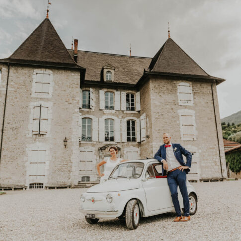 photo des mariés devant le château du touvet