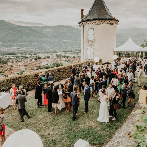 vin d'honneur dans le parc du château du Touvet