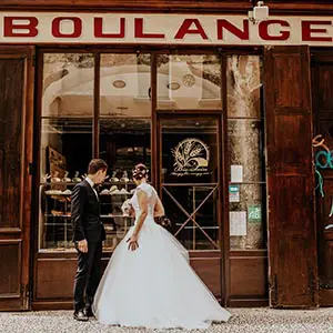 photographe mariage &agrave; Grenoble - couple de mari&eacute;s sur les quais dans le quartier italien