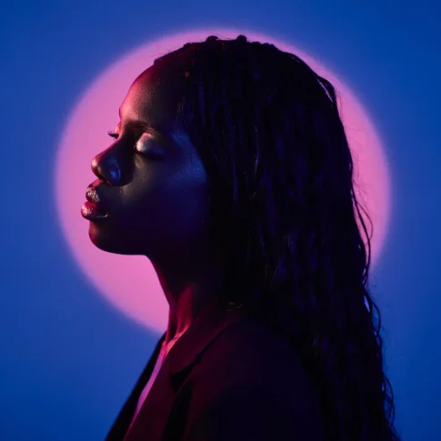profil d'une femme avec liseré rose, shooting mode Grenoble