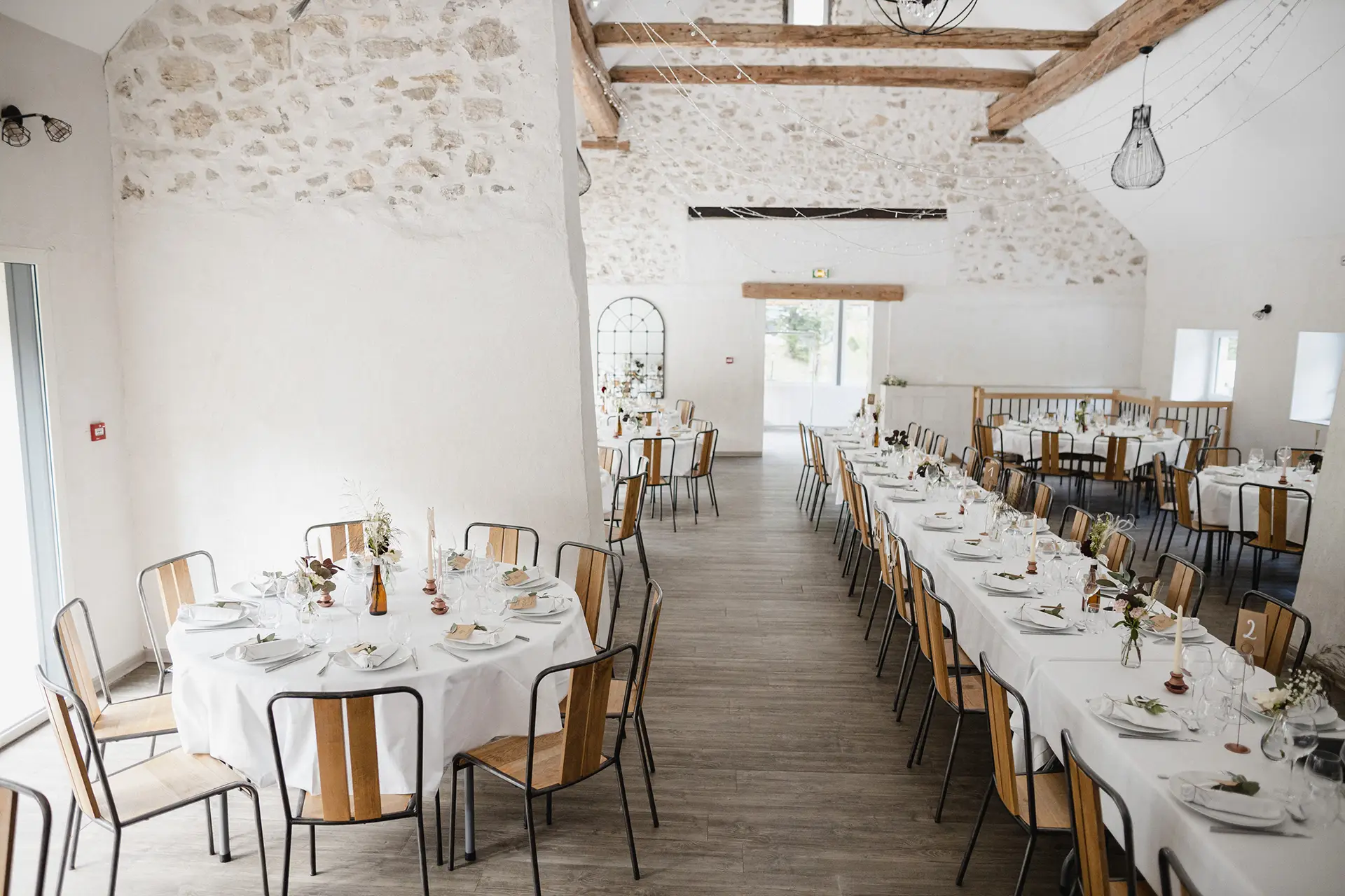 Salle de r&eacute;ception sous charpente fermi&egrave;re &agrave; la Grange aux F&eacute;es &agrave; Autrans