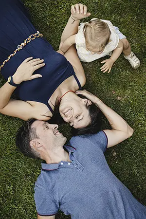 photo d'un couple et de leur bébé au jardin des plantes de Grenoble