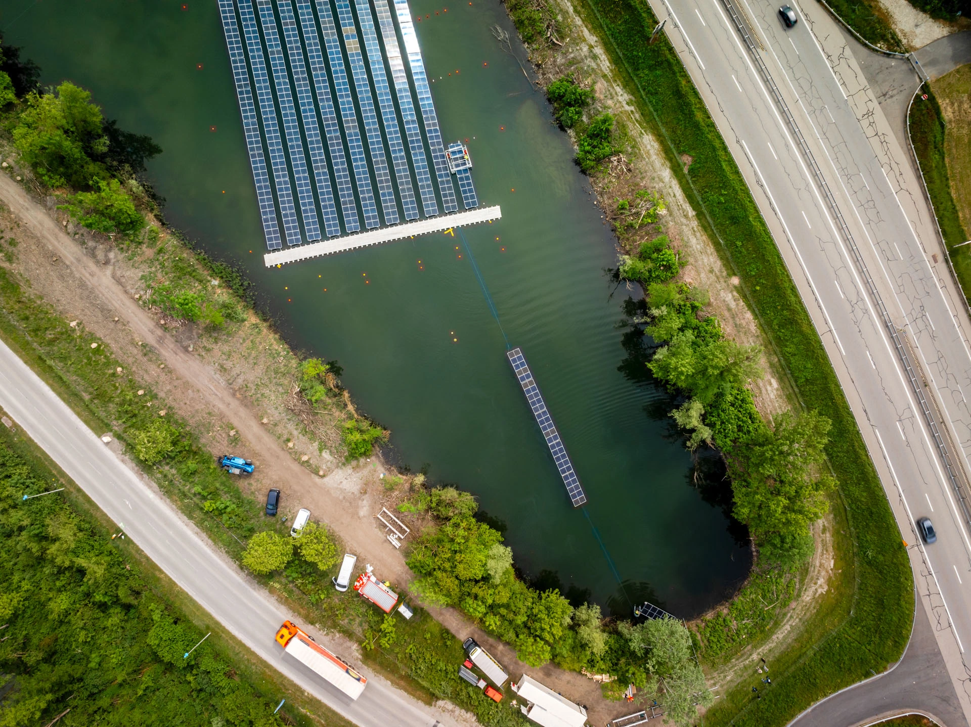 Vue aérienne du lac, de la centrale solaire en construction et de l'autoroute voisine
