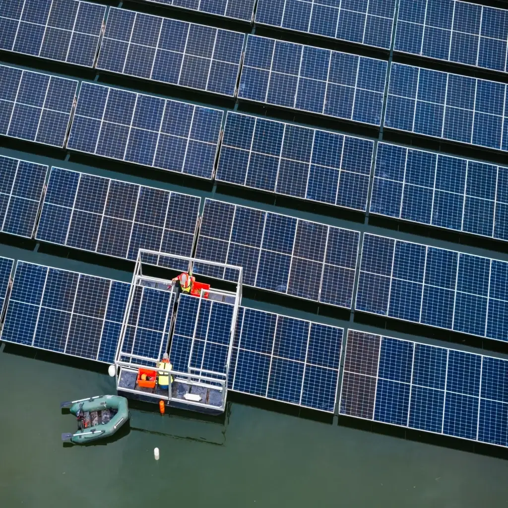 photo d'une maintenance sur une installation industrielle de panneau solaire sur un lac près de Chambéry