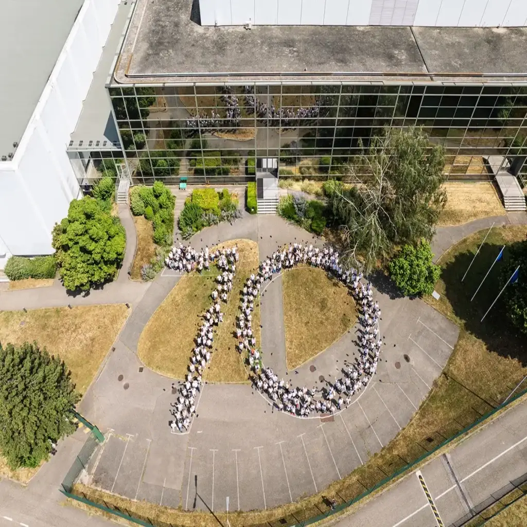 Vue aérienne oblique des salariés rassemblés pour les 70 ans de l'entreprise